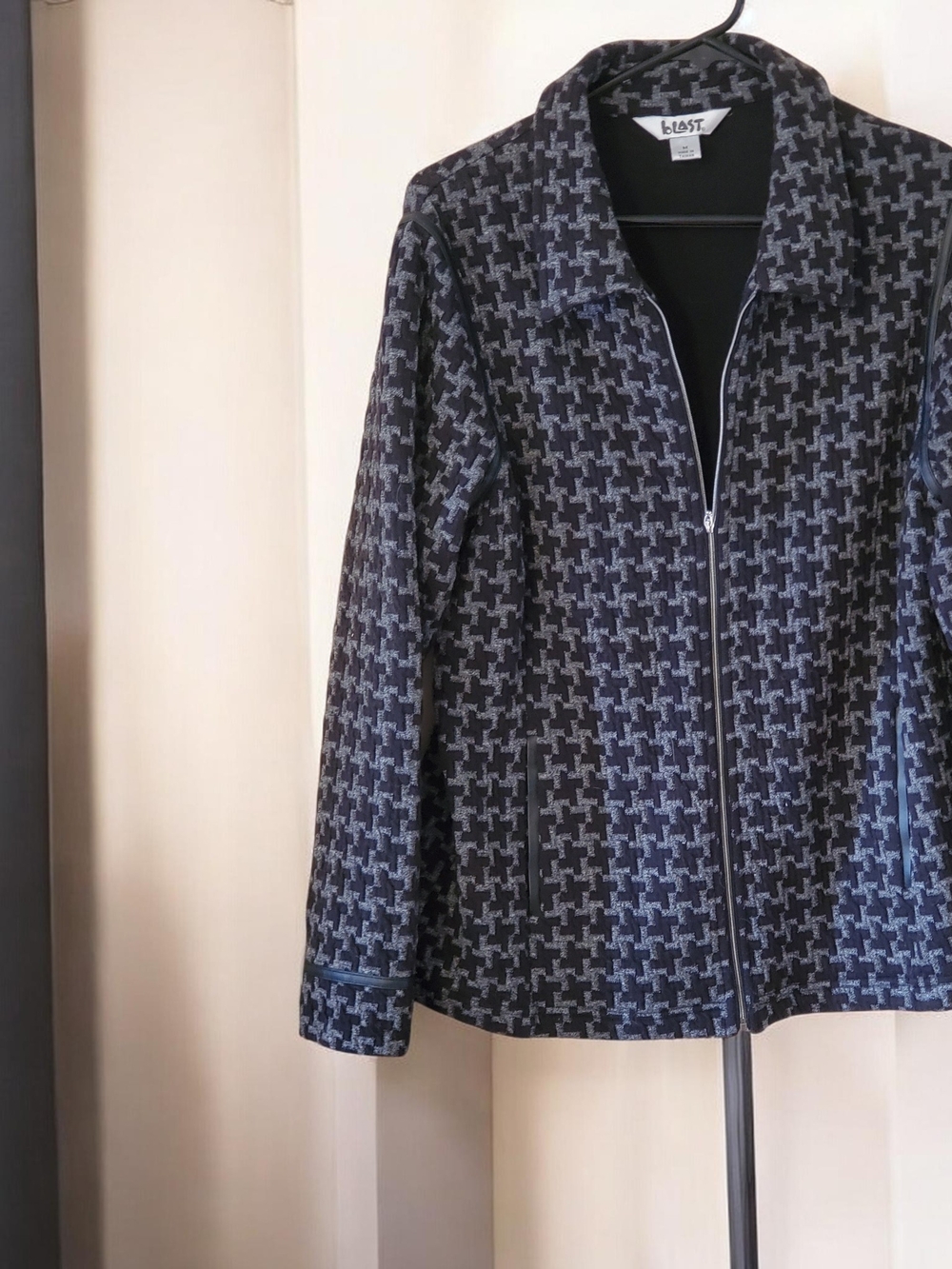 Black And Grey Blast Houndstooth Zip-Front Women's Jacket In Size Medium